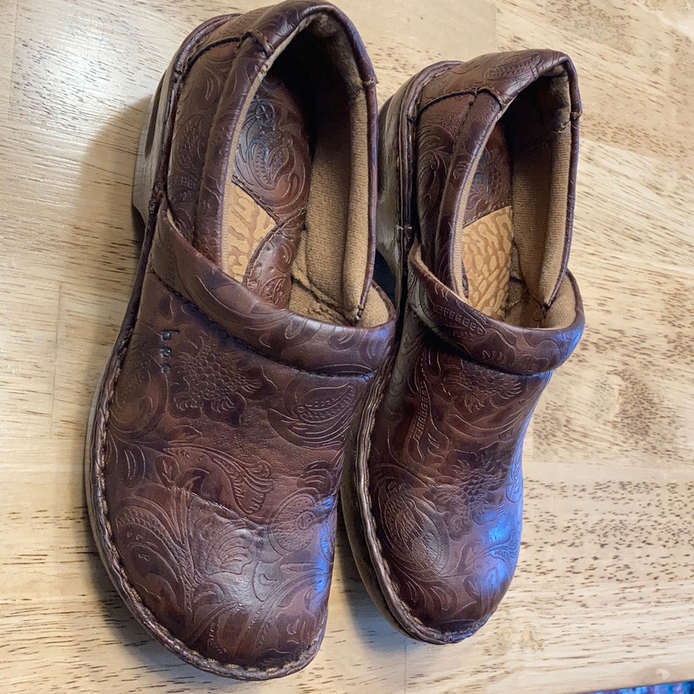Awesome b.o.c. Peggy textured clogs
